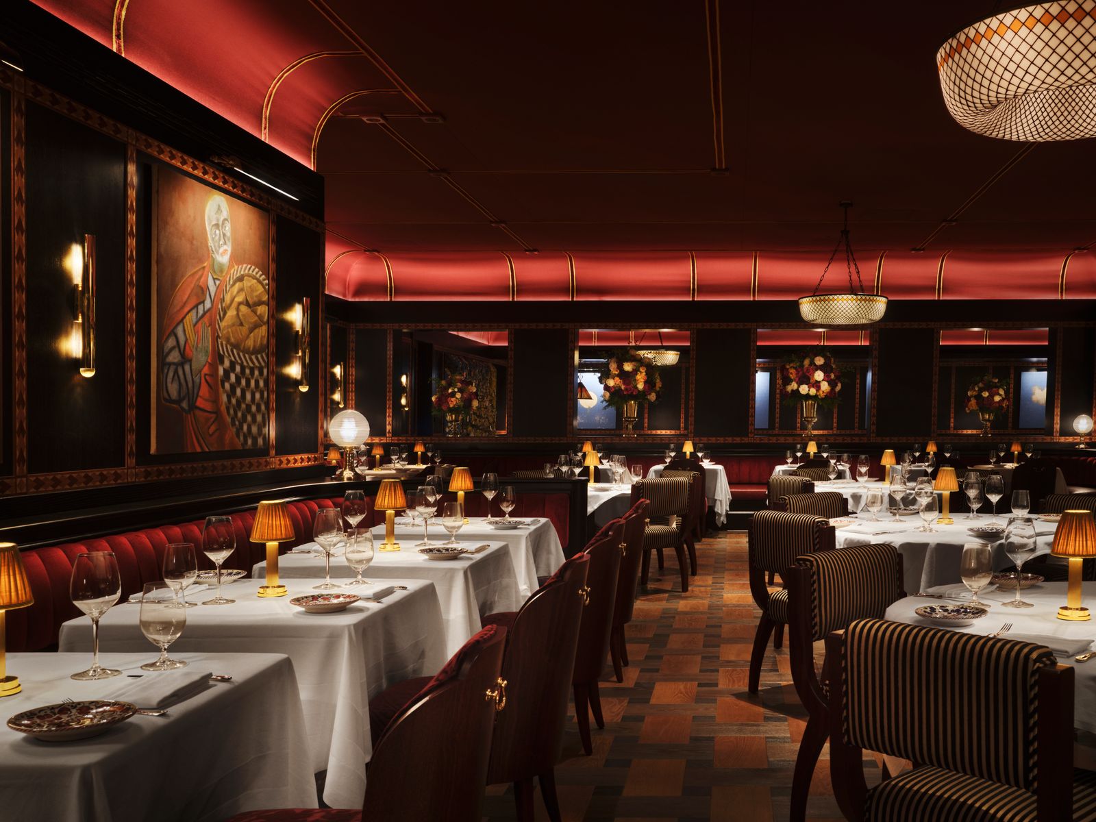 La iluminación sensual del nuevo restaurante y el servicio de mesa teatral hacen que la cita nocturna sea más elegante en Carbone
